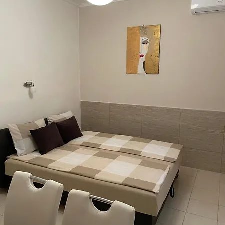 Adam Apartman *