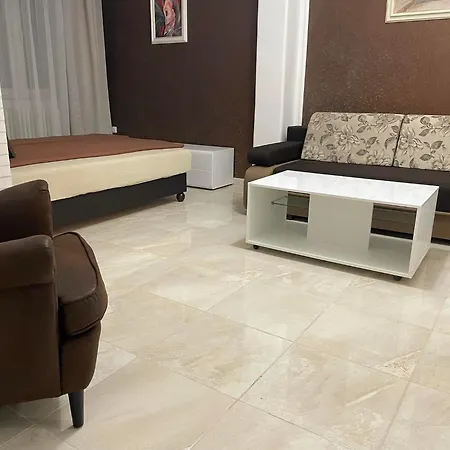 Adam Apartman *